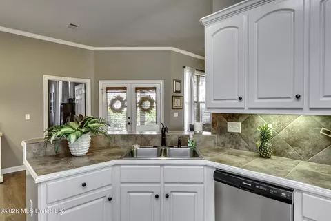 Kitchen - 1406 Windrose Dr, Brandon, MS 39047 photo 3 of 7