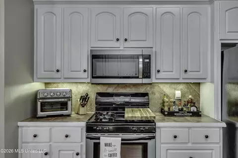 Kitchen - 1406 Windrose Dr, Brandon, MS 39047 photo 4 of 7