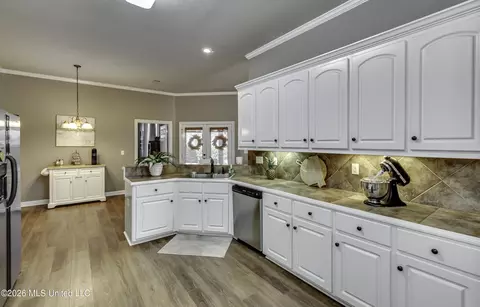 Kitchen - 1406 Windrose Dr, Brandon, MS 39047 photo 6 of 7