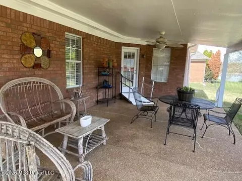 Exterior - 1268 S Lake Dr, Hernando, MS 38632 photo 4 of 8