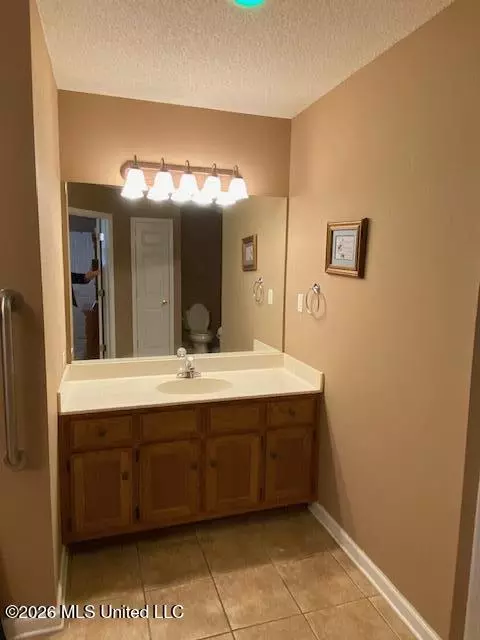 Bath - 1268 S Lake Dr, Hernando, MS 38632 photo 3 of 7
