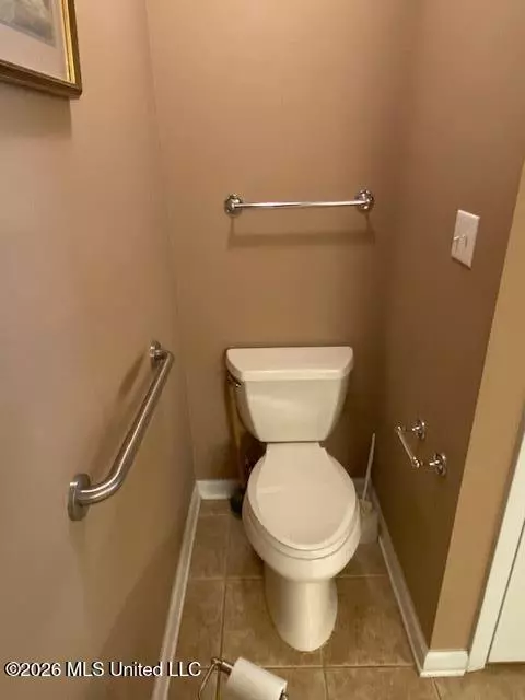 Bath - 1268 S Lake Dr, Hernando, MS 38632 photo 1 of 7