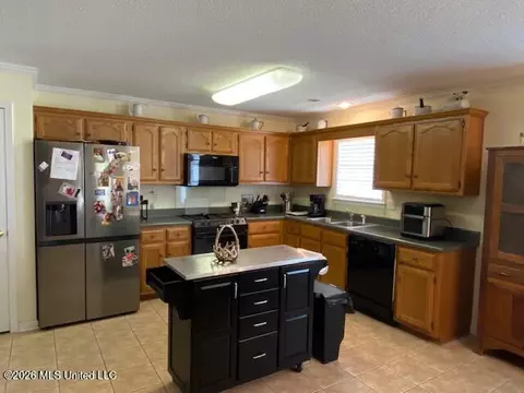 Kitchen - 1268 S Lake Dr, Hernando, MS 38632 photo 2 of 4