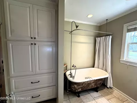 Bath - 4233 Brussels Dr, Jackson, MS 39211 photo 3 of 5
