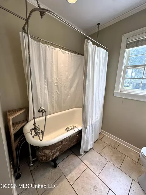 Bath - 4233 Brussels Dr, Jackson, MS 39211 photo 2 of 5