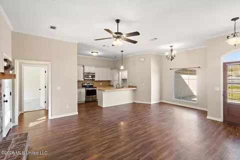Living - 526 Brighton Trl, Florence, MS 39073 photo 2 of 3