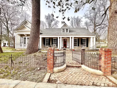 240 W Chulahoma Ave, Holly Springs, MS 38635
