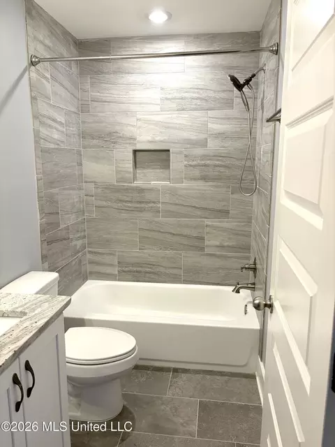 Bath - 1657 Carlee Dr, Hernando, MS 38632 photo 4 of 4