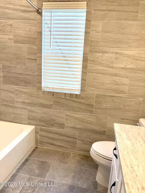 Bath - 1657 Carlee Dr, Hernando, MS 38632 photo 3 of 4