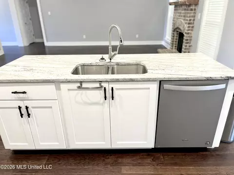 Kitchen - 1657 Carlee Dr, Hernando, MS 38632 photo 2 of 2