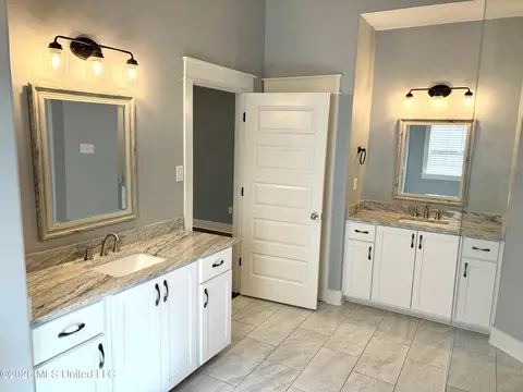 Bath - 1657 Carlee Dr, Hernando, MS 38632 photo 1 of 4