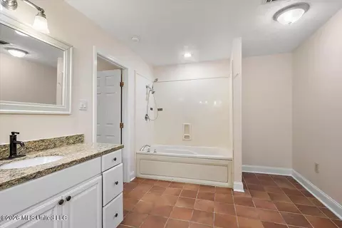 Bath - 1618 Pear Orchard Pl, Jackson, MS 39211 photo 2 of 5