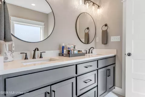Bath - 1428 Brayden Ln, Hernando, MS 38632 photo 2 of 4