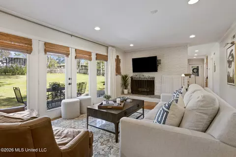 Living - 1436 Robert Dr, Jackson, MS 39211 photo 3 of 4