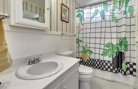 Bath - 2117 Riverside Dr, Jackson, MS 39202 photo 3 of 4