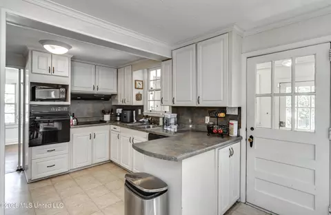 Kitchen - 2117 Riverside Dr, Jackson, MS 39202 photo 2 of 6