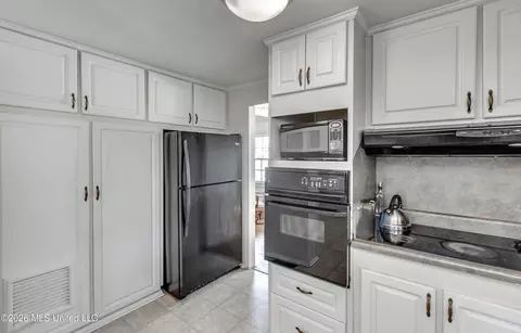 Kitchen - 2117 Riverside Dr, Jackson, MS 39202 photo 6 of 6