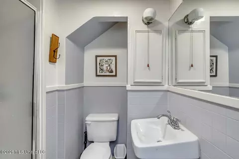 Bath - 2117 Riverside Dr, Jackson, MS 39202 photo 1 of 4