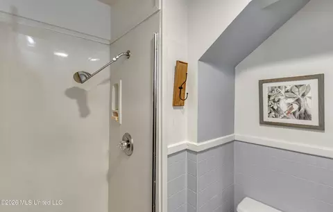 Bath - 2117 Riverside Dr, Jackson, MS 39202 photo 2 of 4