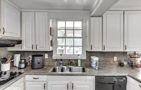 Kitchen - 2117 Riverside Dr, Jackson, MS 39202 photo 4 of 6