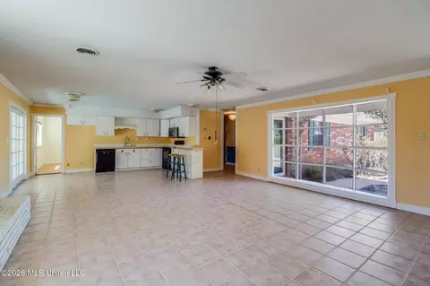 Living - 416 Howard St, Wiggins, MS 39577 photo 2 of 4