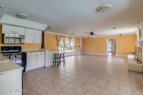 Living - 416 Howard St, Wiggins, MS 39577 photo 4 of 4