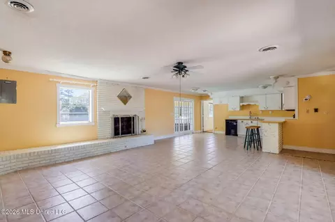 Living - 416 Howard St, Wiggins, MS 39577 photo 3 of 4