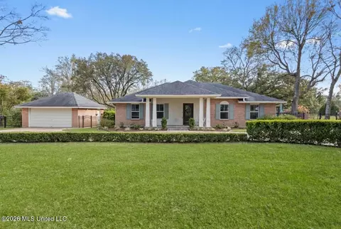 1402 Calhoun St, Ocean Springs, MS 39564