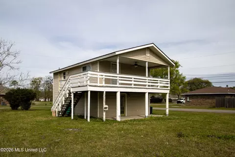 924 Washington St, Waveland, MS 39576