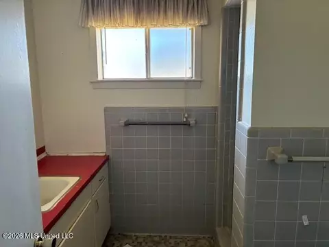 Bath - 1620 Virginia Ave, Mccomb, MS 39648 photo 1 of 4