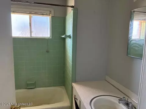 Bath - 1620 Virginia Ave, Mccomb, MS 39648 photo 2 of 4