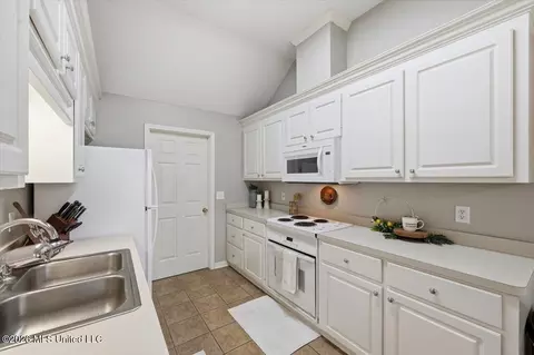 Kitchen - 403 Oak Bnd, Brandon, MS 39047 photo 2 of 2