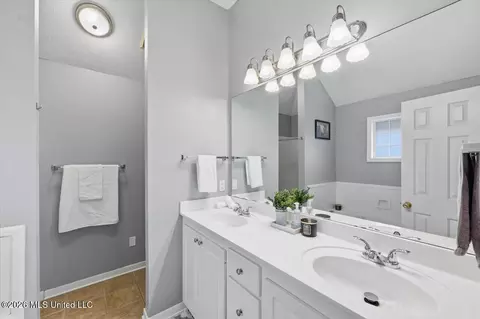 Bath - 403 Oak Bnd, Brandon, MS 39047 photo 1 of 3