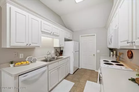 Kitchen - 403 Oak Bnd, Brandon, MS 39047 photo 1 of 2