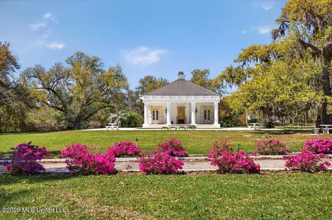 922 S Beach Blvd, Bay Saint Louis, MS 39520