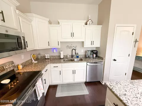 Kitchen - 187 Magnolia Gardens Dr, Hernando, MS 38632 photo 5 of 6
