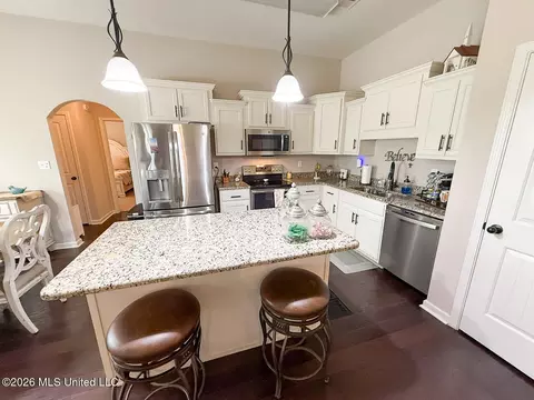 Kitchen - 187 Magnolia Gardens Dr, Hernando, MS 38632 photo 2 of 6