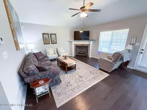 Living - 187 Magnolia Gardens Dr, Hernando, MS 38632 photo 3 of 4