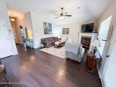 Living - 187 Magnolia Gardens Dr, Hernando, MS 38632 photo 2 of 4