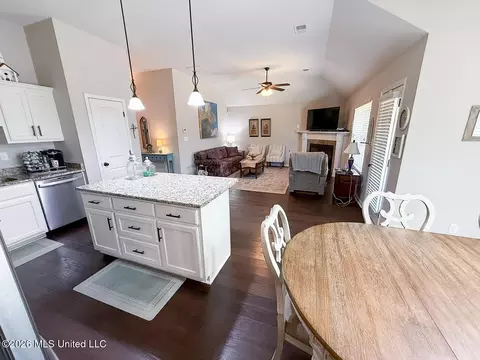 Kitchen - 187 Magnolia Gardens Dr, Hernando, MS 38632 photo 6 of 6