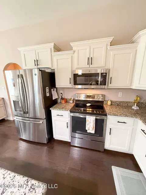 Kitchen - 187 Magnolia Gardens Dr, Hernando, MS 38632 photo 4 of 6