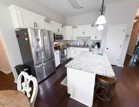 Kitchen - 187 Magnolia Gardens Dr, Hernando, MS 38632 photo 3 of 6