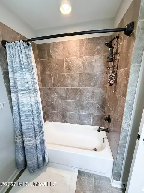 Bath - 187 Magnolia Gardens Dr, Hernando, MS 38632 photo 7 of 7