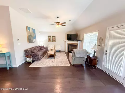 Living - 187 Magnolia Gardens Dr, Hernando, MS 38632 photo 1 of 4
