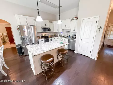 Kitchen - 187 Magnolia Gardens Dr, Hernando, MS 38632 photo 1 of 6