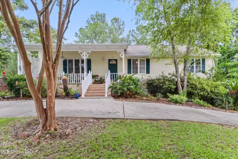 6658 Ahekolo Cir, Diamondhead, MS 39525
