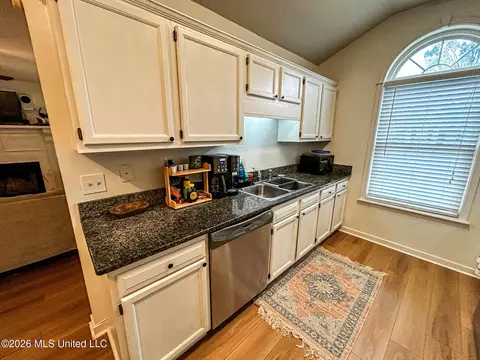 Kitchen - 739 Whippoorwill Dr, Brandon, MS 39047 photo 1 of 3