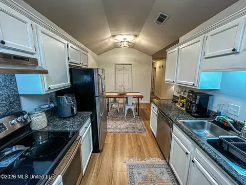 Kitchen - 739 Whippoorwill Dr, Brandon, MS 39047 photo 3 of 3