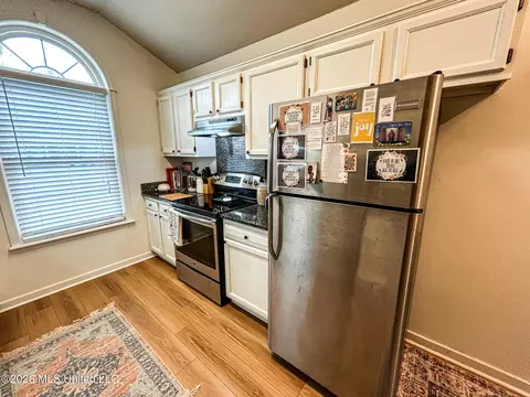 Kitchen - 739 Whippoorwill Dr, Brandon, MS 39047 photo 2 of 3