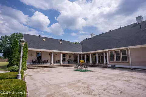 Exterior - 1203 Pine Lake Dr, Corinth, MS 38834 photo 6 of 9